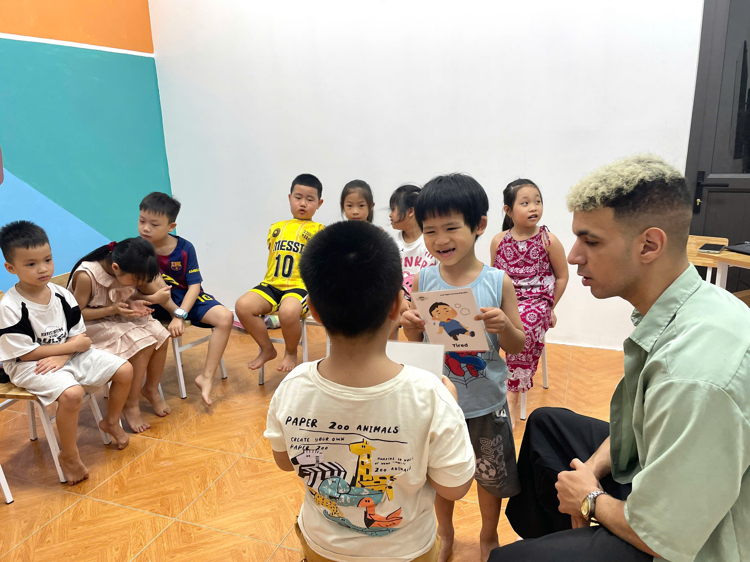 Học viên tham gia lớp tiếng Anh tại trung tâm